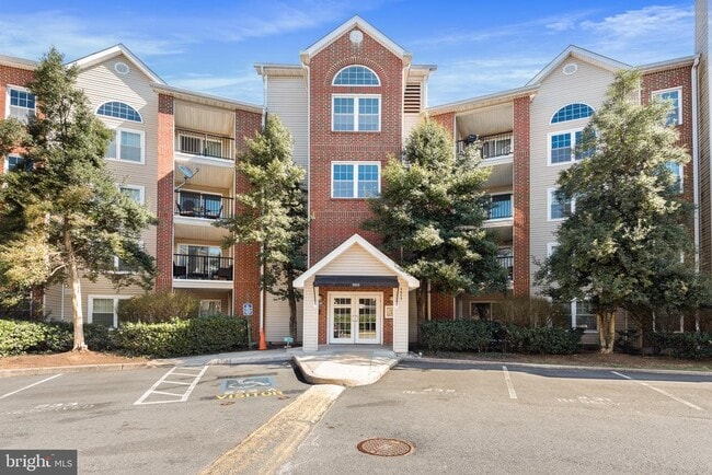3313 Wyndham Cir in Alexandria, VA - Building Photo - Building Photo