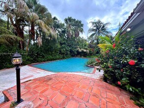 1915 Country Club Prado in Coral Gables, FL - Foto de edificio - Building Photo