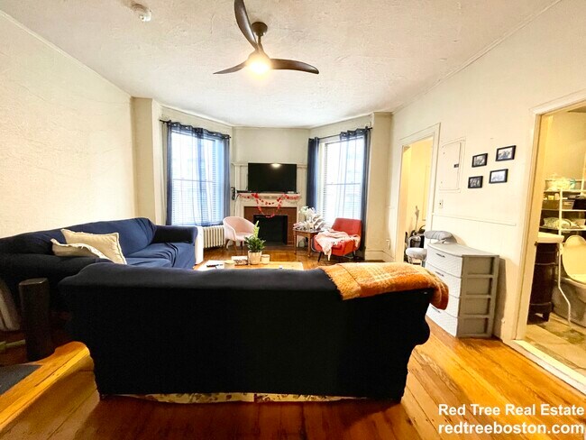 916 Beacon St, Unit 2 in Boston, MA - Building Photo - Building Photo