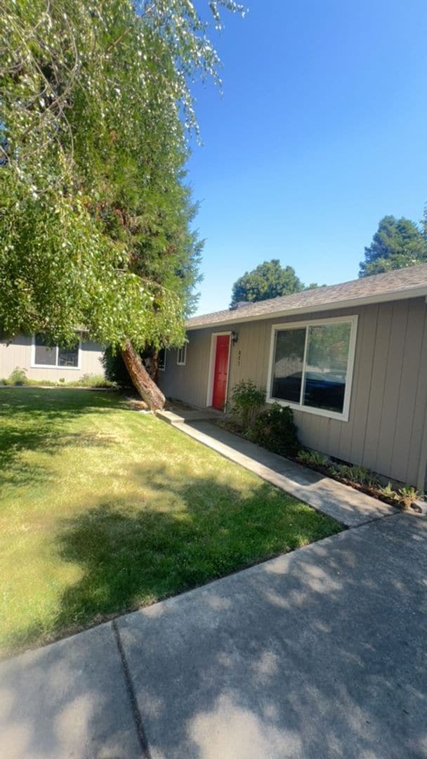 property at 627-629 SW Balsam Rd