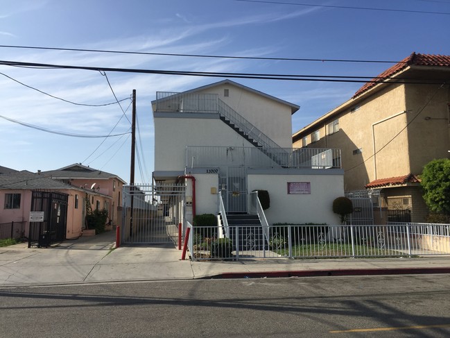 13707 Yukon Ave in Hawthorne, CA - Foto de edificio - Building Photo