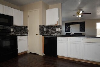 8162 Heights Valley in Converse, TX - Foto de edificio - Building Photo