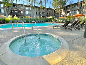 Palo Alto Plaza Apartments in Mountain View, CA - Foto de edificio - Building Photo