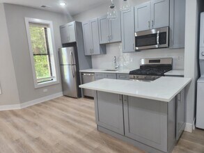 423 W Belden Ave, Unit 1 in Chicago, IL - Foto de edificio - Building Photo