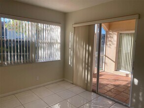 555 Racquet Club Rd in Weston, FL - Building Photo - Building Photo