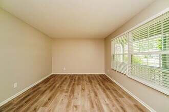 8437 Papillon Ave in Reynoldsburg, OH - Foto de edificio - Building Photo