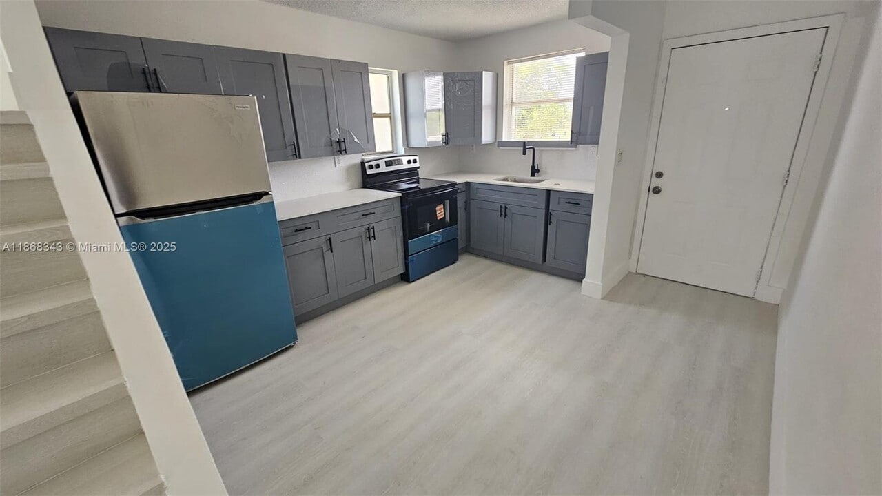 1000 W 28th St in Hialeah, FL - Building Photo