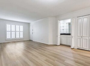 700 E Hildebrand Ave in San Antonio, TX - Foto de edificio - Building Photo