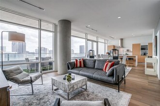 2430 Victory Park Ln in Dallas, TX - Building Photo - Building Photo