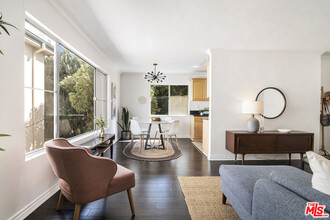 1112 N Olive Dr in West Hollywood, CA - Building Photo - Building Photo