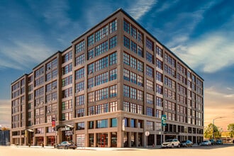 Aqua Via Apartments in Oakland, CA - Foto de edificio - Building Photo