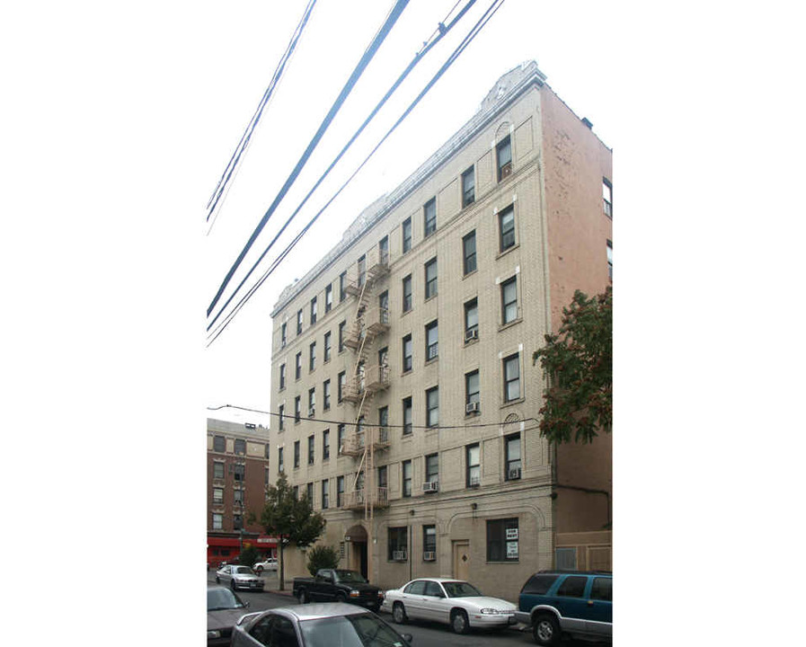 2403-2411 Hoffman St in Bronx, NY - Foto de edificio