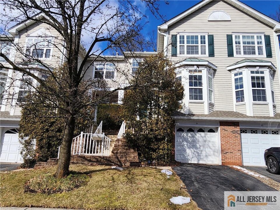 21 Lambiance Ct in Highland Park, NJ - Building Photo