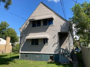 12087 Saint Aubin St, Unit Flat A in Hamtramck, MI - Foto de edificio - Building Photo