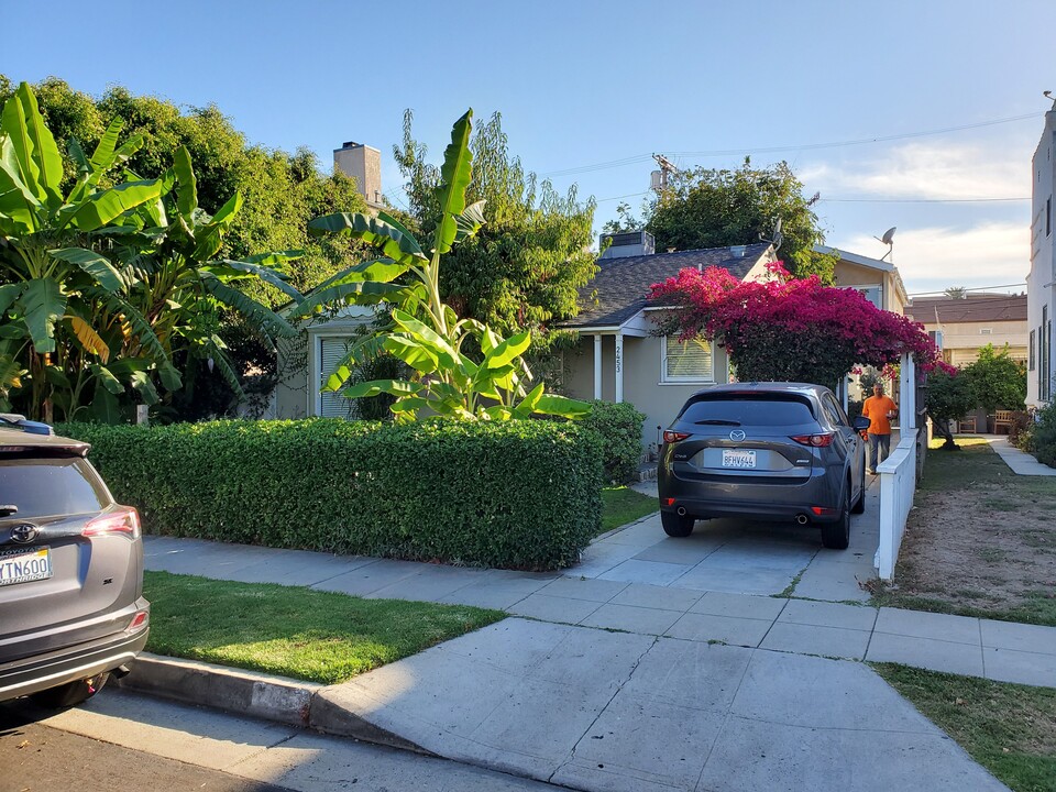 2453 Barry Ave in Los Angeles, CA - Building Photo