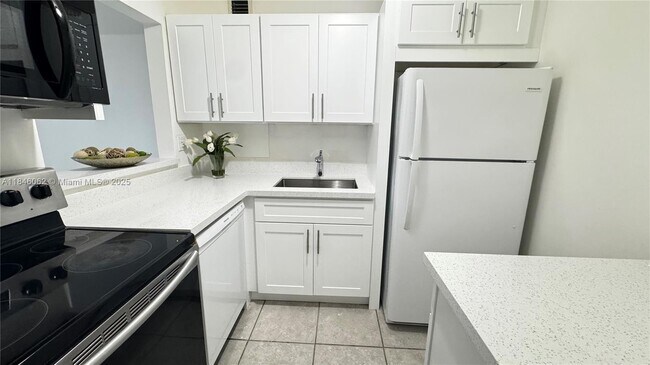 10389 N Kendall Dr in Miami, FL - Building Photo - Building Photo