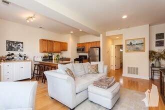 3750 N Wilton Ave, Unit Unit 4 in Chicago, IL - Building Photo - Building Photo