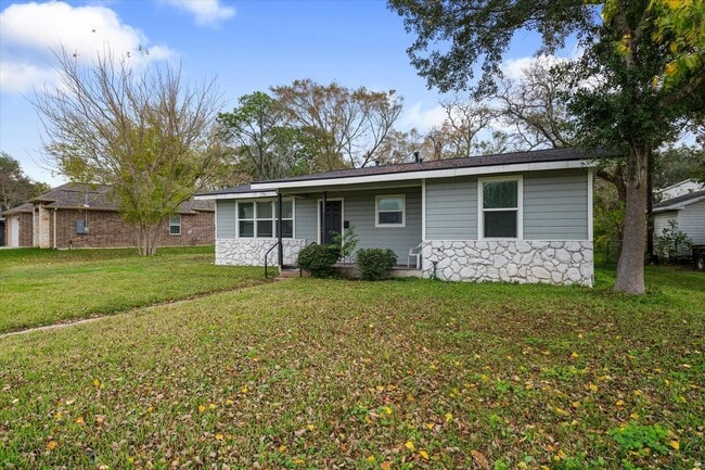 property at 1801 W Houston Dr