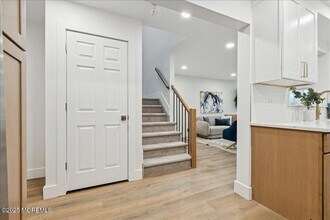 18 Oak Knl Dr in Matawan, NJ - Building Photo - Building Photo