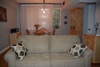 1736 N Rhodes St, Unit 290 in Arlington, VA - Building Photo - Building Photo