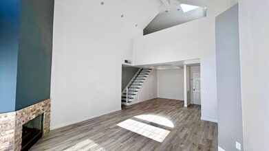 5420 Sylmar Ave, Unit 314 in Van Nuys, CA - Foto de edificio - Building Photo