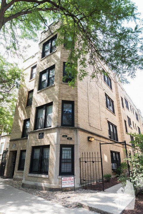 648 W Roscoe St, Unit 1N in Chicago, IL - Building Photo