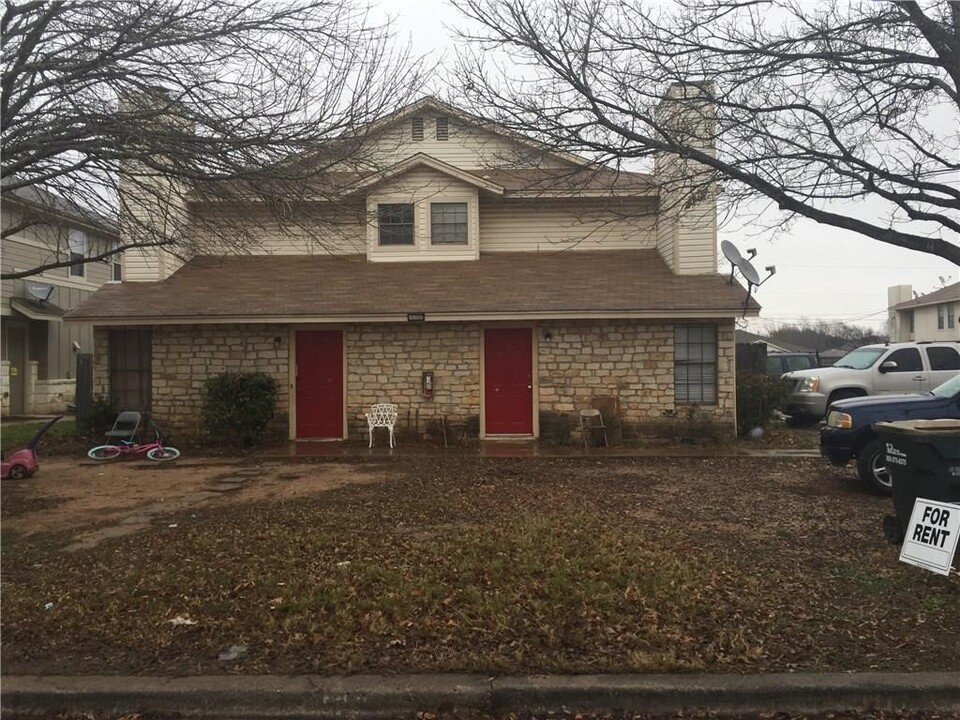 2221 Katy Ln in Georgetown, TX - Foto de edificio