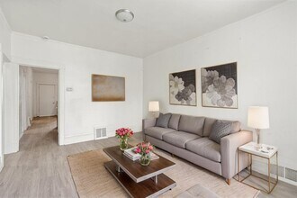 8231 S Coles Ave in Chicago, IL - Building Photo - Building Photo