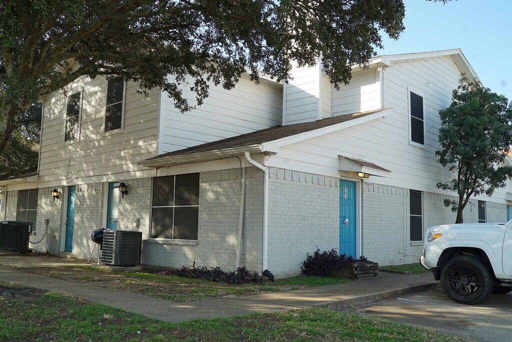 Hampton Townhomes Crowley, TX Apartments