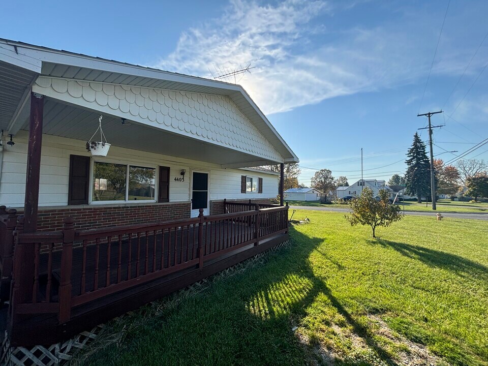 4403 Columbine Ave in Burton, MI - Building Photo