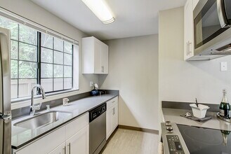 Emerald Ridge in Bellevue, WA - Foto de edificio - Building Photo
