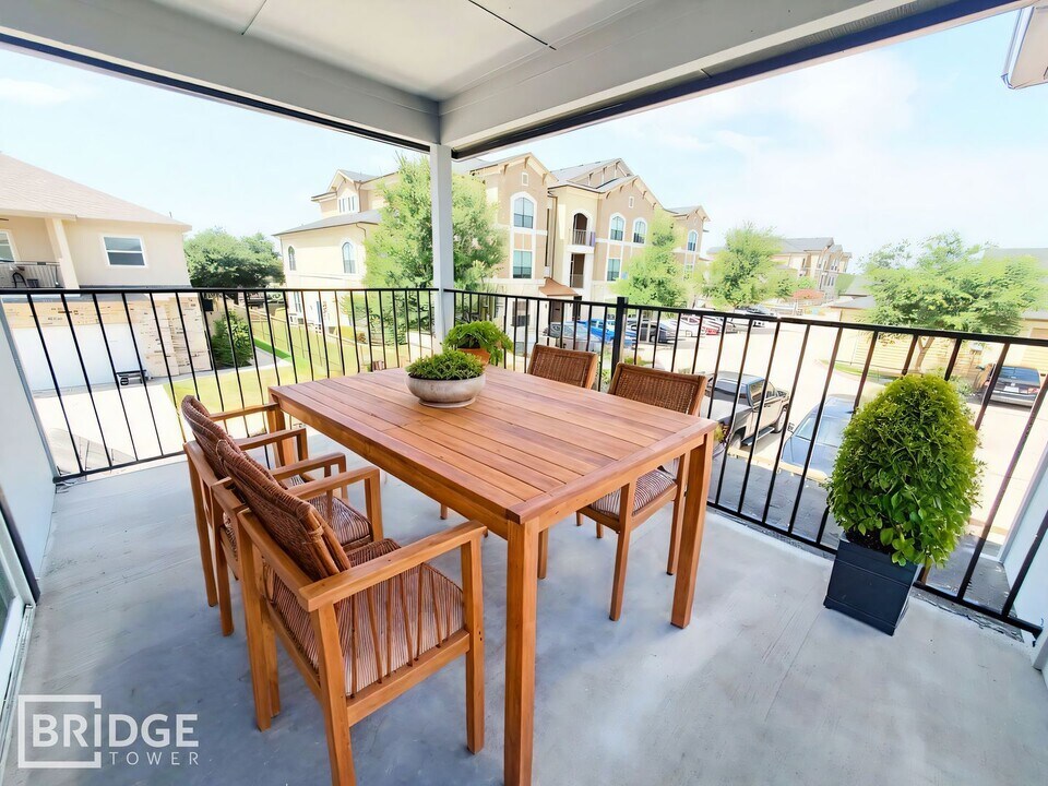 1015 E Golden Ln in Burleson, TX - Building Photo