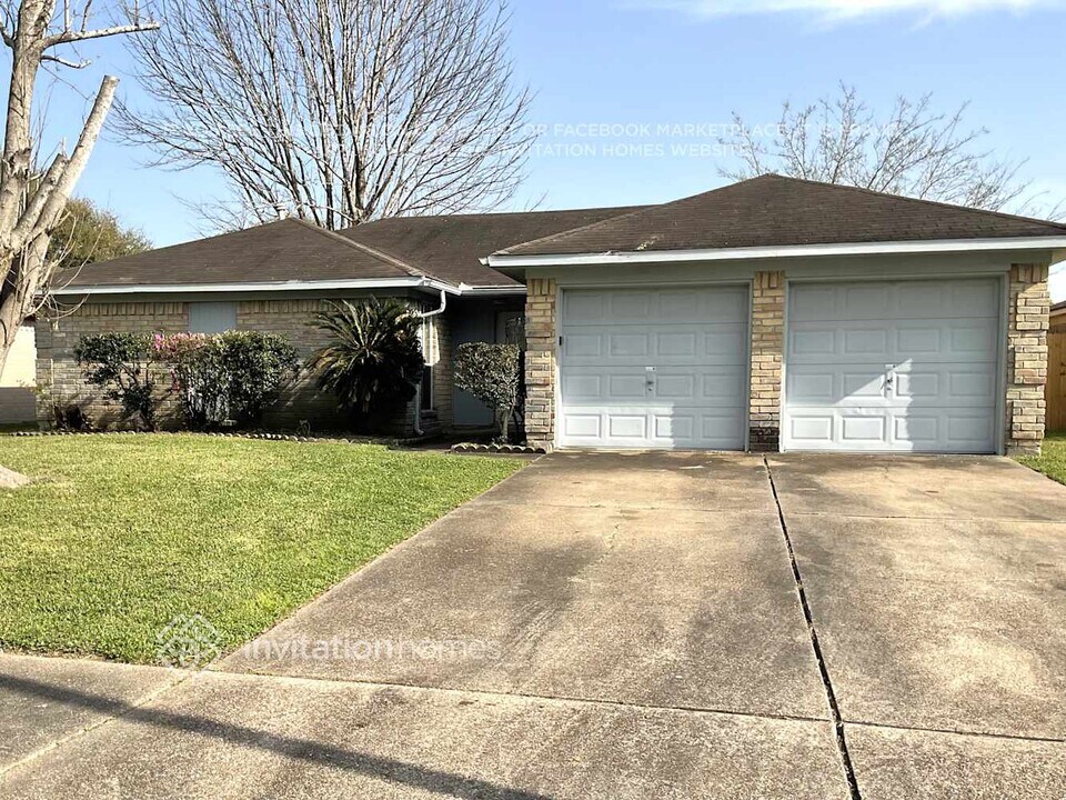 410 Buoy Rd in Webster, TX - Foto de edificio