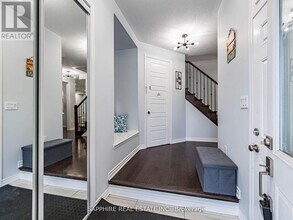 325 Trudeau Dr in Milton, ON - Building Photo - Building Photo