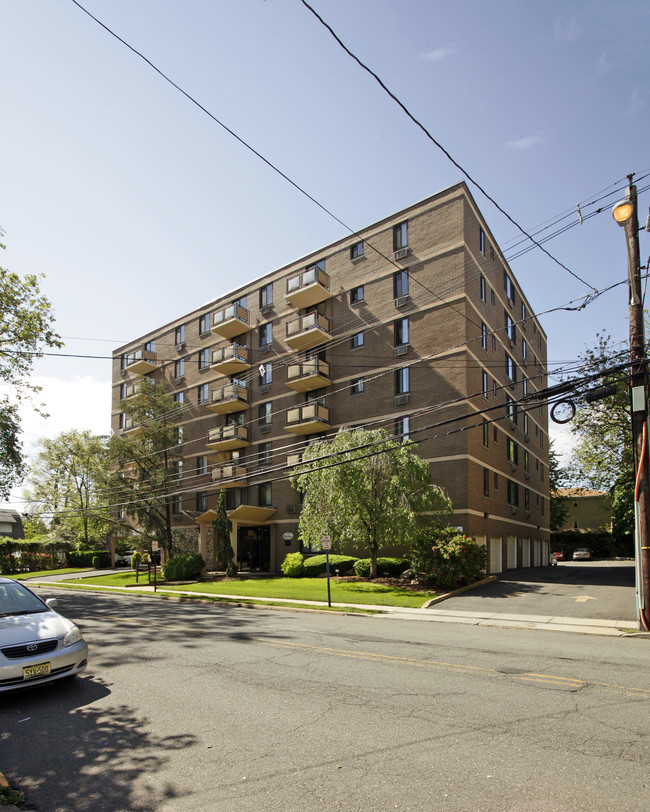 The Chateau in Hackensack, NJ - Building Photo - Building Photo