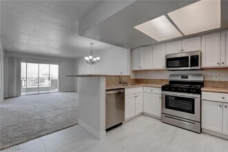 8070 W Russell Rd in Las Vegas, NV - Building Photo - Building Photo