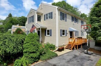 233 Hoyt St in Darien, CT - Building Photo - Building Photo
