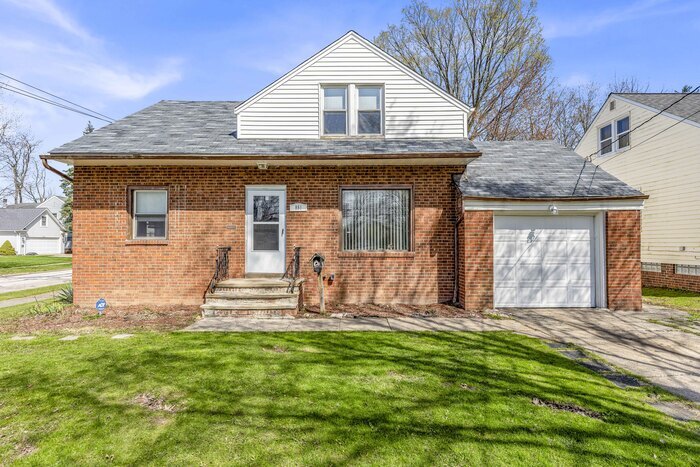 851 Richmond Rd in Lyndhurst, OH - Building Photo