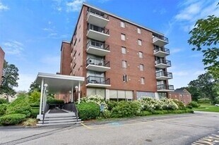 20 Hammond Pond Pkwy in Newton, MA - Building Photo