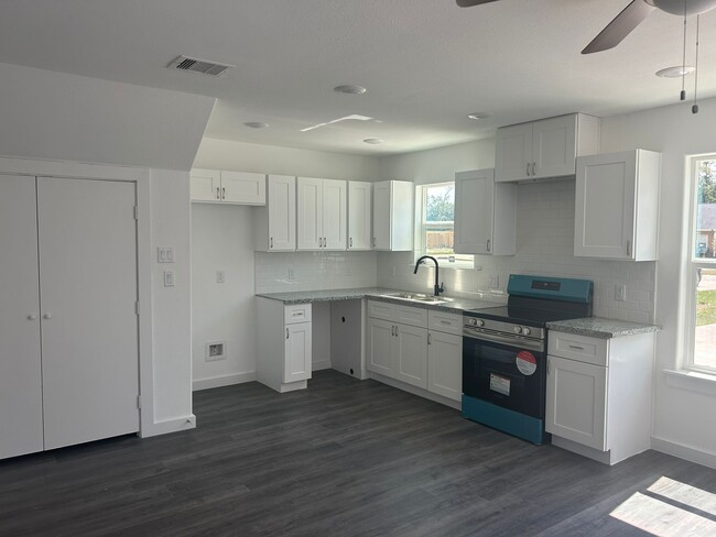 8226 Linda Vista Rd in Houston, TX - Foto de edificio - Building Photo