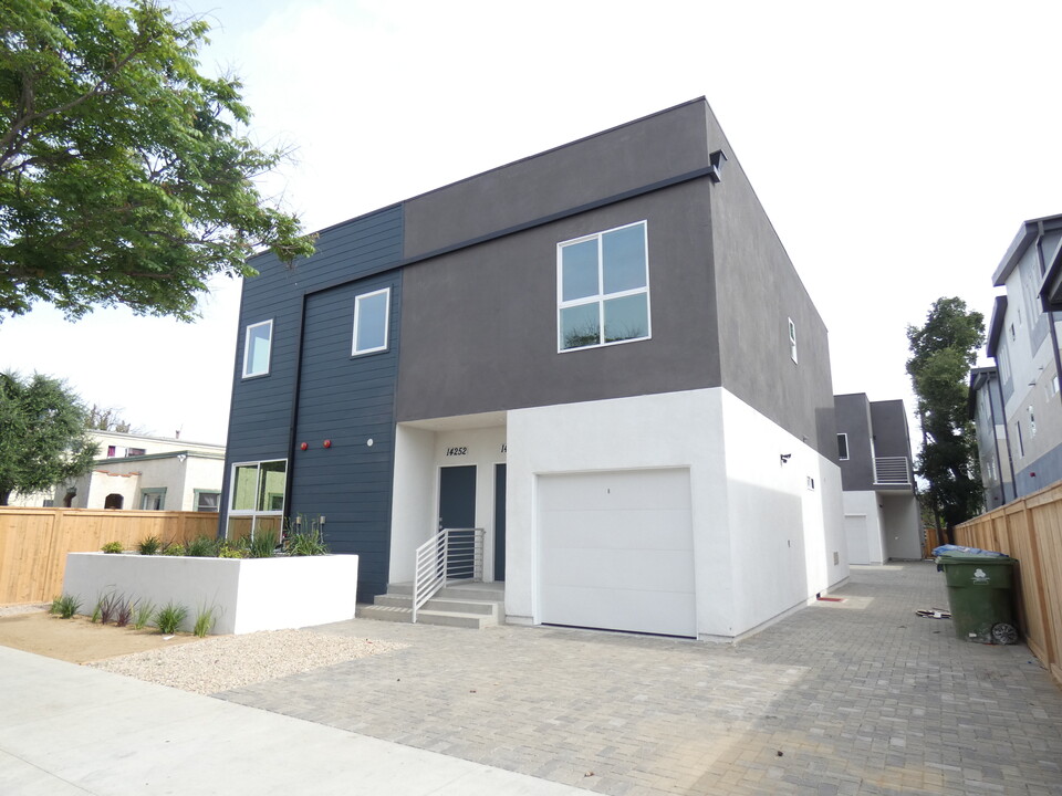 14252 Erwin St in Van Nuys, CA - Building Photo