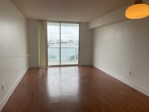 5099 NW 7th St in Miami, FL - Building Photo - Building Photo