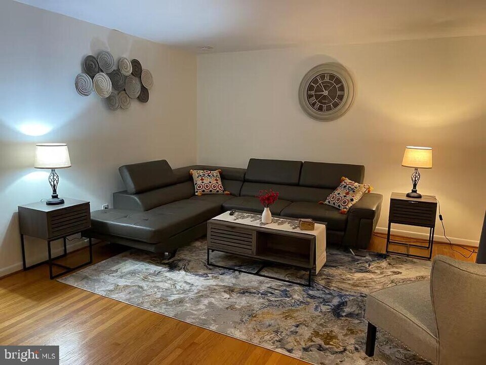 6711 Beddoo St in Alexandria, VA - Building Photo