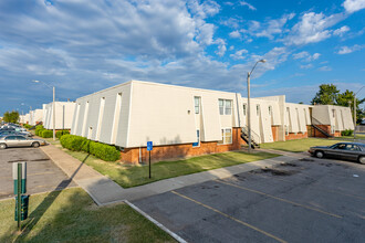 Hillcrest Green in Oklahoma City, OK - Building Photo - Building Photo