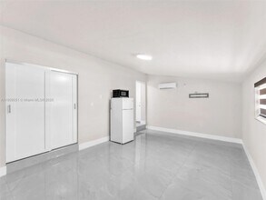 10460 SW 43rd St in Miami, FL - Building Photo - Building Photo