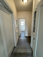 4915 San Vicente Blvd, Unit upper one bd duplex in Los Angeles, CA - Foto de edificio - Building Photo