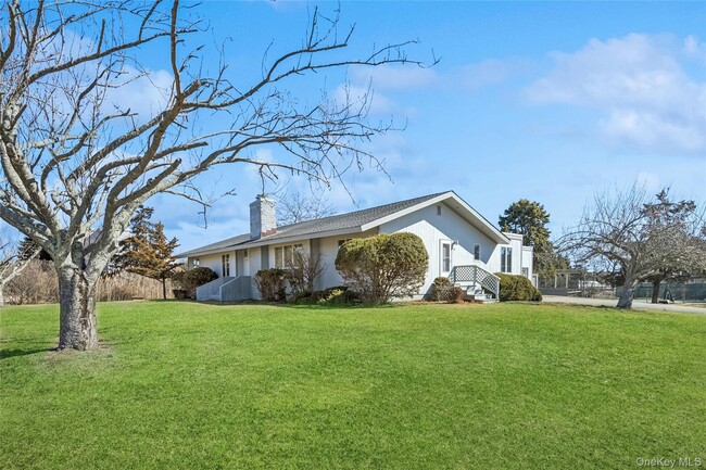 22 Meadow Ln in Westhampton Beach, NY - Building Photo - Building Photo