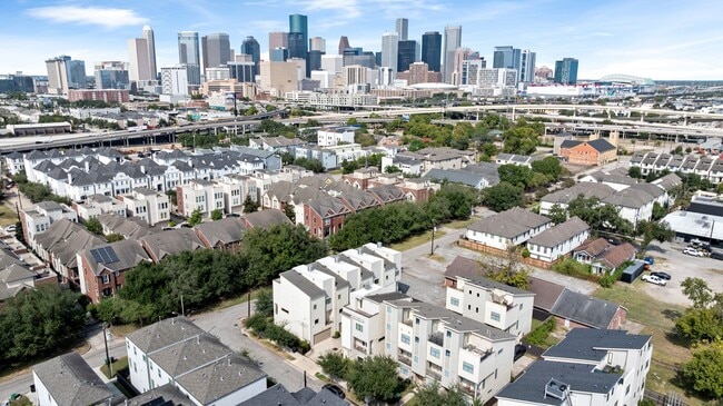 2315 McIlhenny St in Houston, TX - Foto de edificio - Building Photo