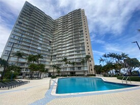 2451 Brickell Ave in Miami, FL - Building Photo