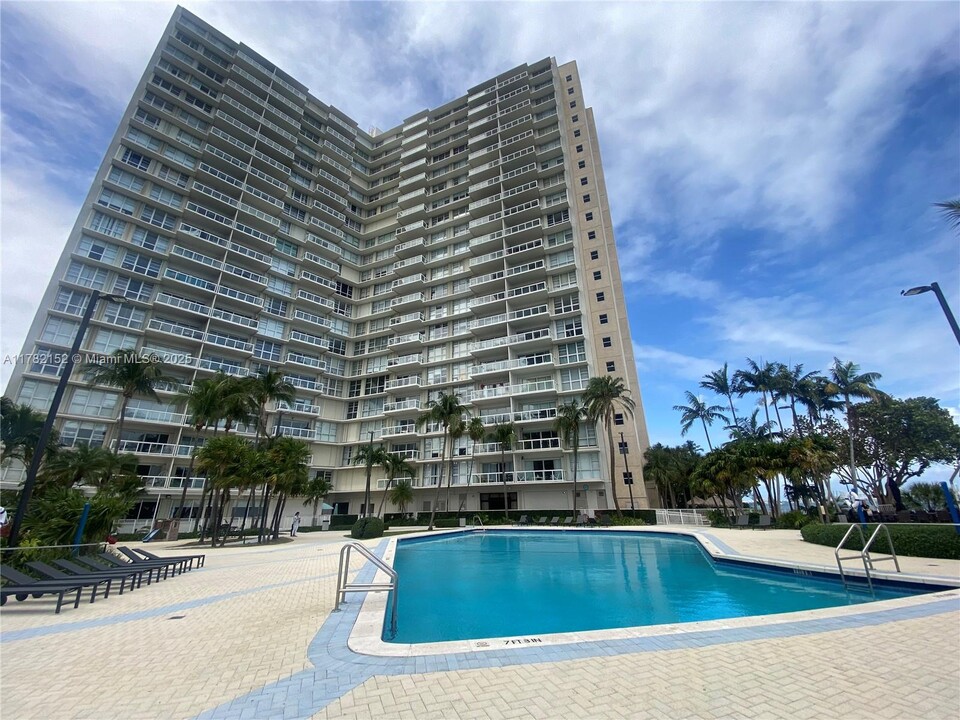 2451 Brickell Ave in Miami, FL - Building Photo